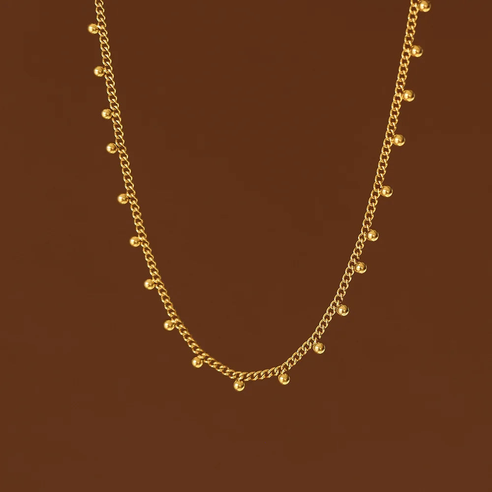Elegante Halskette mit kleinen goldfarbenen Perlen