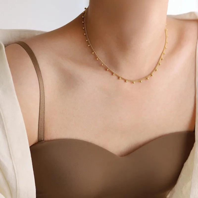 Elegante Halskette mit kleinen goldfarbenen Perlen